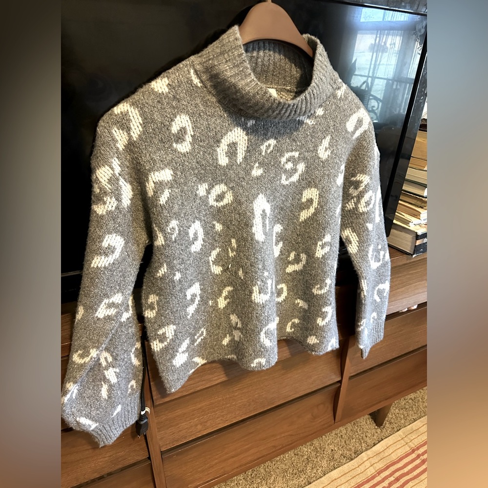 Grey, Pink Rise, sweater, grey leopard, size medium
